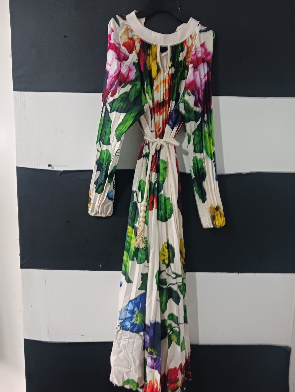 Women Colorful Flower Printed Belted Pleated Maxi Dress - Picture 9 of 10